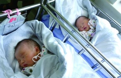 同一天出生的兩個寶寶，長的也很像。（左為男弟弟，右為女姐姐）