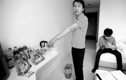 母子住酒店一宿 結(jié)賬時(shí)被要求付安全套錢(qián)(圖) 母子住酒店一宿 結(jié)賬時(shí)被要求付安全套錢(qián)(圖)