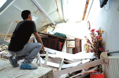 家中成為一片廢墟。記者 趙思衡/攝