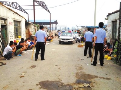 民警繳獲木棍。 讀者供圖