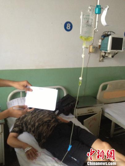 　被毆打記者正在當(dāng)?shù)蒯t(yī)院接受治療，診斷顯示為腹股溝軟組織挫傷。穆玉良 攝