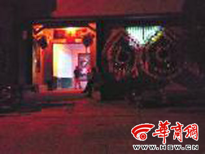 昨晚8時(shí)許，老人的大兒子的家正在辦喪事，屋外擺放著花圈 本報(bào)記者張超攝