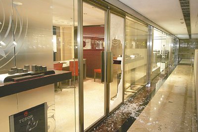 香港一商場價值千萬名表3分鐘內(nèi)被盜走(圖) 香港一商場價值千萬名表3分鐘內(nèi)被盜走(圖)