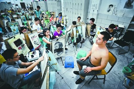 韓信正給一培訓(xùn)班的孩子們當(dāng)模特 韓信正給一培訓(xùn)班的孩子們當(dāng)模特