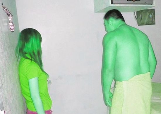 高雄黃姓男子(右)懷疑女友在“喇叭店”兼差，前往調(diào)查順便消費(fèi)時(shí)被警方逮個(gè)正著。(圖／東森新聞)