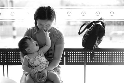 昨日，肯德基京廣中心店門口，姜女士提起跟養(yǎng)父母關(guān)系時落淚，懷中女兒笑著跟她玩。