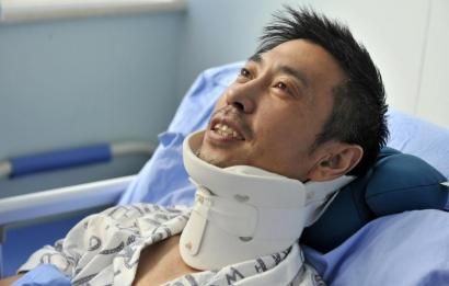 8月25日，交警周寶來(lái)躺在病床上。