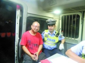 冉強(qiáng)開心地接受了民警的處罰和教育。高新區(qū)交巡警支隊(duì)供圖