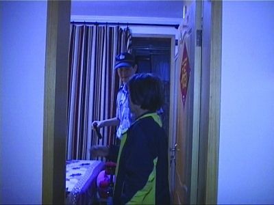 民警幫老人檢查沒發(fā)現(xiàn)有炸彈。