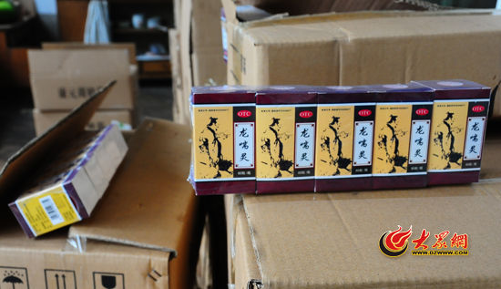 圖為民警現(xiàn)場被查獲的部分假藥。