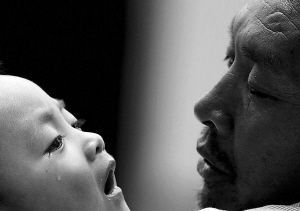 小憲揚看著爺爺，眼角流下了淚水