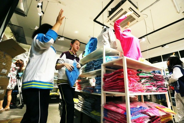 　9月12日，北京，十一學(xué)校在推出三大類、超過40款“最潮”校服，吸引學(xué)生搶購(gòu)。