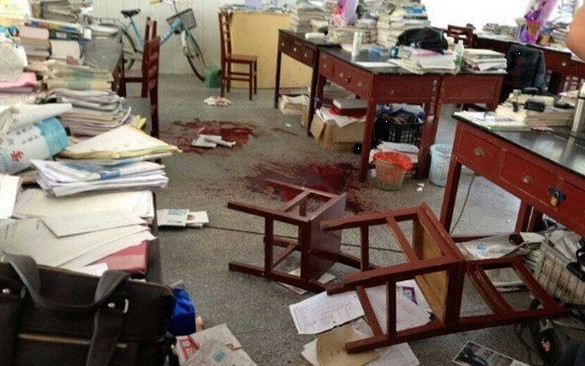 高中生因手機(jī)被收刺死班主任 高中生因手機(jī)被收刺死班主任