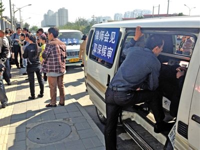 昨日，朝陽區(qū)看守所門前有人排隊(duì)。大門外還停有多輛寫有“律師會(huì)見”字樣的車。