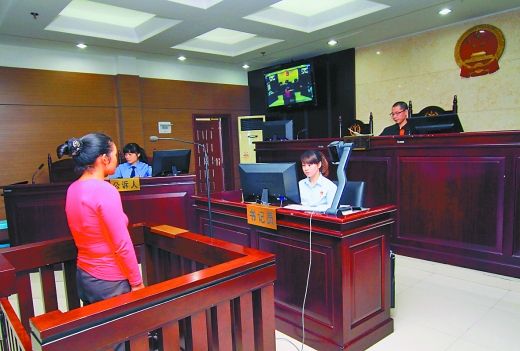    9月29日，萬州區(qū)人民法院，被告王桂娟（化名）在庭審現(xiàn)場。 重慶晨報記者 胡杰 實習生 黃敬坤 攝