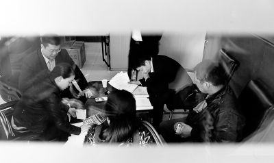 今天上午，喜隆多接待處內(nèi)，市場(chǎng)管理方與商戶核對(duì)租金和抵押金數(shù)目