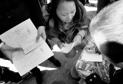 喜隆多商場(chǎng)接待處外面，受損商戶正拿手機(jī)計(jì)算自己能退多少錢