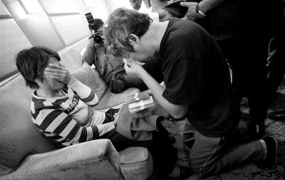 李春平跪在劉洪魁母親跟前送上捐款。談及烈士，兩人相對(duì)而泣