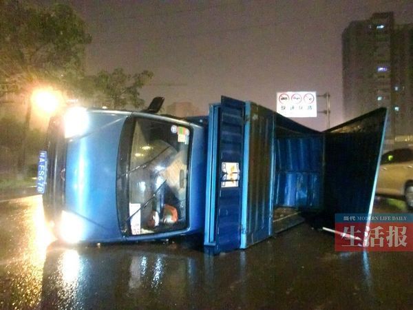 小貨車側(cè)翻現(xiàn)場。