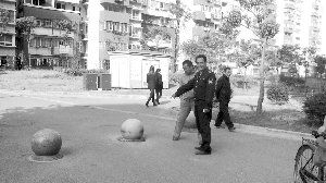 就為了搬這個(gè)石墩，男子打傷了兩個(gè)保安