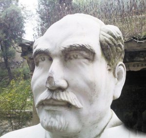 小廟前成了“塌塌鼻”的白求恩雕像。