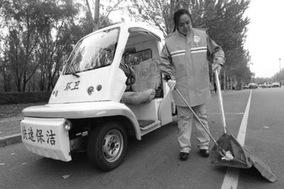 比賽之前張起超在多功能清潔車(chē)前練習(xí)動(dòng)作。