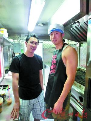 劉曉（左）和彭一在餐車內(nèi)。（受訪者提供）