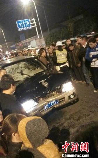 常州城管執(zhí)法車撞死學(xué)生 交警稱肇事人未逃逸(圖) 常州城管執(zhí)法車撞死學(xué)生 交警稱肇事人未逃逸(圖)