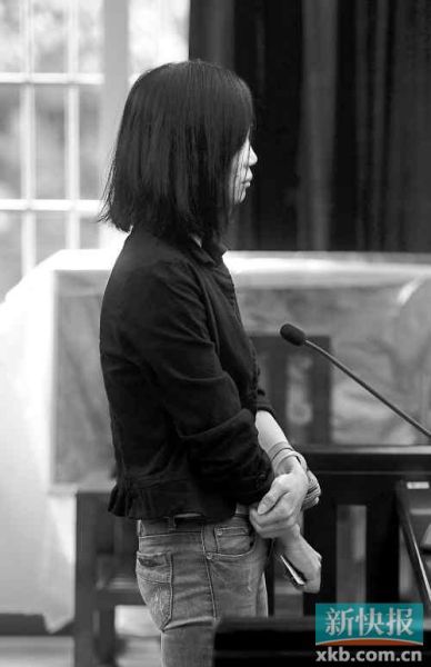 昨日，何敏在庭上抿著嘴不停抹眼淚。新快報(bào)記者孫毅/攝