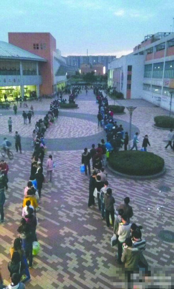 24日傍晚，川大江安校區(qū)浴室前排隊“盛況”