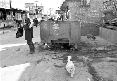 昨日，村民在通州區(qū)馬駒橋的這個(gè)垃圾箱旁，發(fā)現(xiàn)一被棄男嬰，急救人員趕到后確認(rèn)男嬰已死亡。新京報(bào)記者 黃月 攝