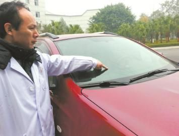 唐中山的車玻璃被醉酒男子砸壞。