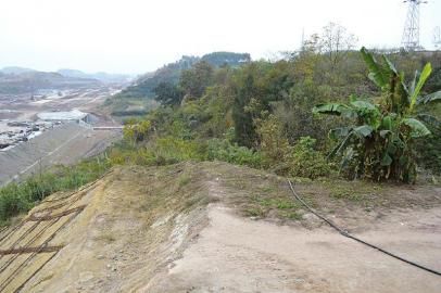 劉某被拋下地方6米處，是一處10多米深的懸崖。