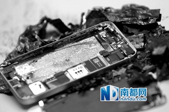 于先生的新iPhone5S手機直接“爆”廢。 南都記者劉有志攝