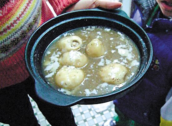 由于放置時間過久，鍋里的湯圓已經(jīng)非常大，湯圓皮上浮現(xiàn)很多白色物質(zhì)。