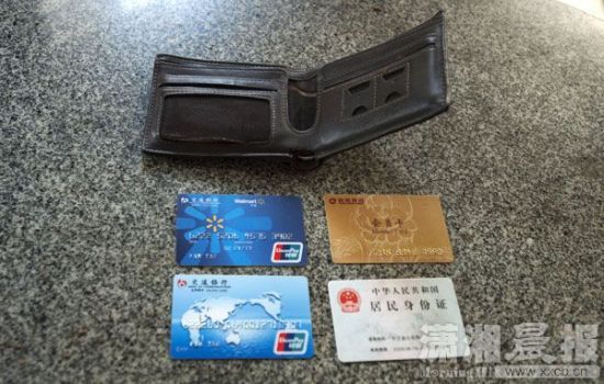 12月24日，長沙雨花區(qū)美聯(lián)天驕城，當(dāng)事人范先生展示小偷寄回的錢包、身份證和銀行卡。