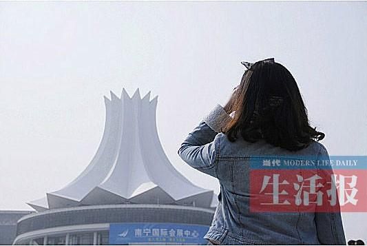 “背影女神” 她會為誰轉(zhuǎn)身 “背影女神” 她會為誰轉(zhuǎn)身