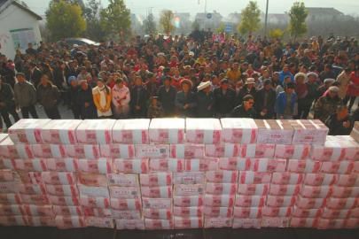 村民領(lǐng)取“年底分紅”。