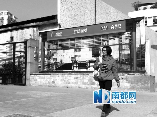 不少行人將這幅畫(huà)誤認(rèn)為是真地鐵站。南都記者 單小亮 攝