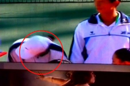 網(wǎng)友曝李娜九運(yùn)會(huì)領(lǐng)獎(jiǎng)臺(tái)上疑被當(dāng)眾扇耳光(圖) 網(wǎng)友曝李娜九運(yùn)會(huì)領(lǐng)獎(jiǎng)臺(tái)上疑被當(dāng)眾扇耳光(圖)