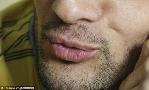 好色劫匪搶劫珠寶后親吻老板娘，留下的口水DNA成為了落網(wǎng)證據(jù)。