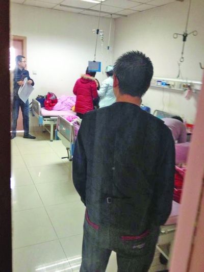 男孩一家神情凝重。