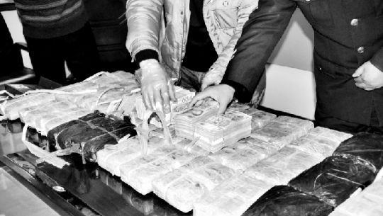 警方收繳的毒品和毒資。警方供圖