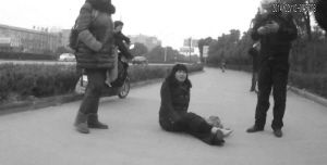 鄭大姐坐在地上，警方趕到進行施救。（視頻截圖由警方提供）