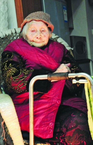 正在取暖的熊婆婆。見習(xí)記者 楊榮峰 攝