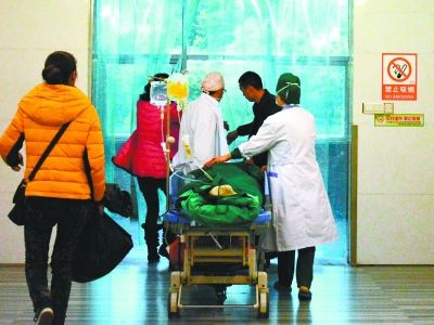 受傷女孩做完手術(shù)被送往重癥監(jiān)護室。記者楊濤 攝