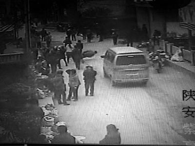 監(jiān)控錄像顯示，劉某側(cè)身行走時不慎跌倒，王某途經(jīng)此處時將其扶起（圖中畫圈處） 通訊員 何春地 攝