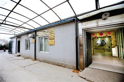 2月25日，北京石景山醫(yī)院，太平間旁的一間辦公室外掛有“八寶山殯儀館石景山醫(yī)院服務(wù)站”的牌子。本版攝影/新京報(bào)記者 王叔坤