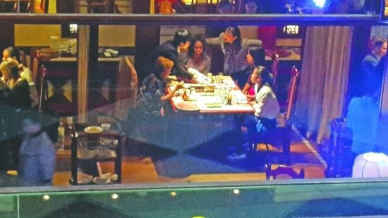 米歇爾和家人來蓉品嘗寬窄巷子里面的大妙火鍋 米歇爾和家人來蓉品嘗寬窄巷子里面的大妙火鍋