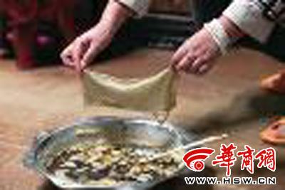 　　昨日，店方讓顧客觀看該火鍋制作時(shí)的監(jiān)控錄像本組圖片由本報(bào)記者黃利健攝